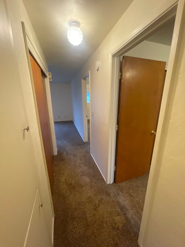 Building Photo - Large 2 Bedroom over looking the Golf Course!