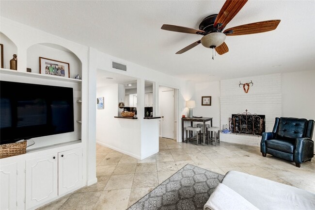 Building Photo - 13050 Trail Hollow Dr