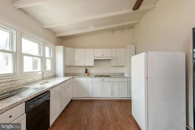 Building Photo - 235 Hermitage St