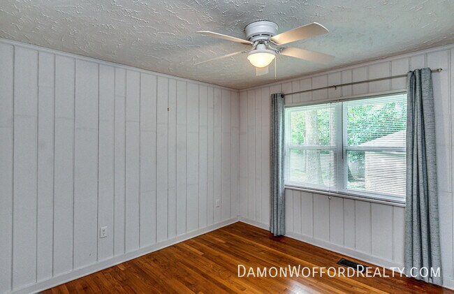 Building Photo - 1827 Parkridge Dr