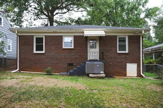 Building Photo - 2 bedroom, 1 bath Brick Bungalow in Prime ...