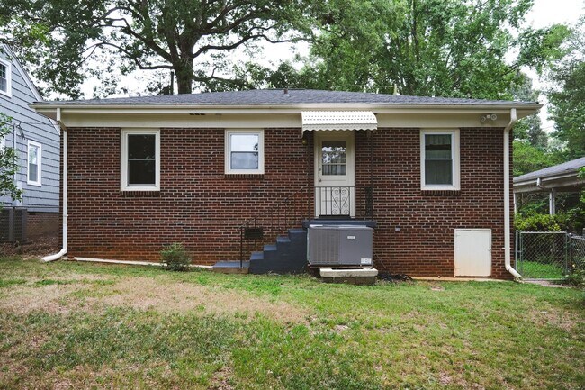 Building Photo - 2 bedroom, 1 bath Brick Bungalow in Prime Location!
