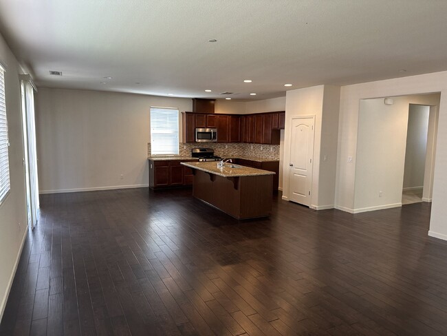Building Photo - Gorgeous 4 Bedroom, 2.5 Bath Single Story in Summer Lakes Community