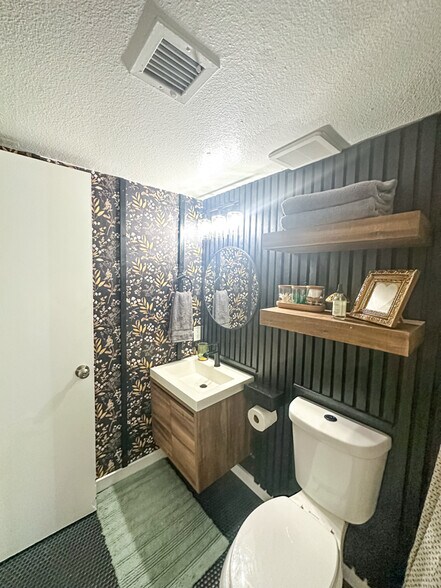 Building Photo - 4450 E Alta Vista Rd