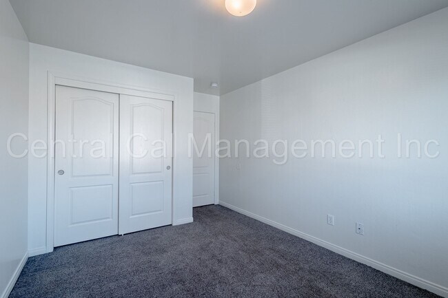 Building Photo - 3 Bedroom/2 Bath Home with an office in th...