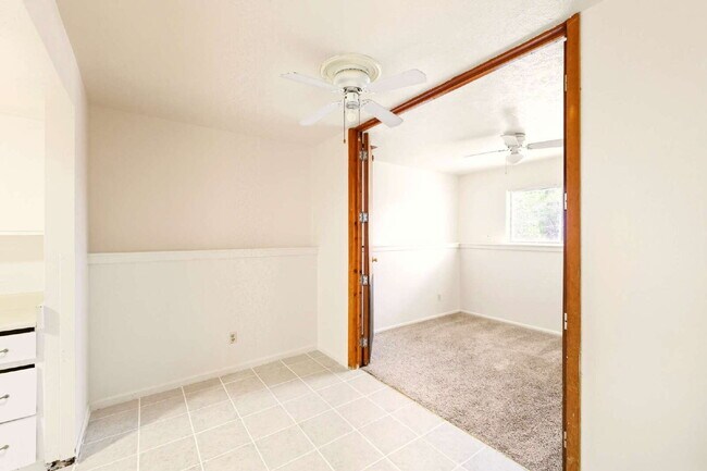 Building Photo - Available Immediately! 3 Bed 1 Bath in Denver