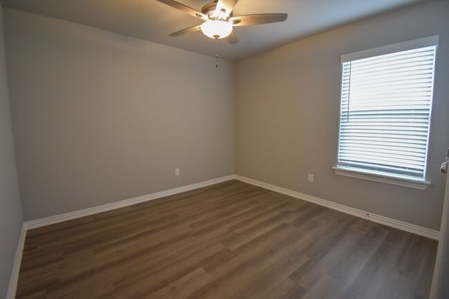 Building Photo - 3 Bedroom 2 Bath Duplex in Prairie Grove!!