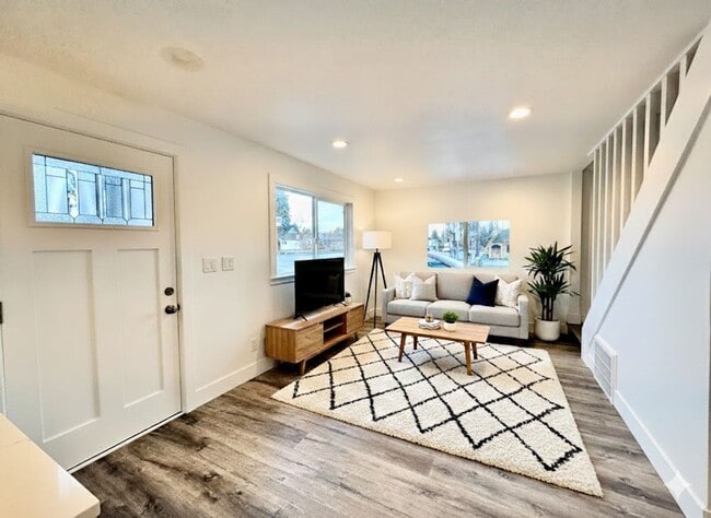 Building Photo - Modern Luxury Meets Small Town Charm in Your New Gladstone Home!