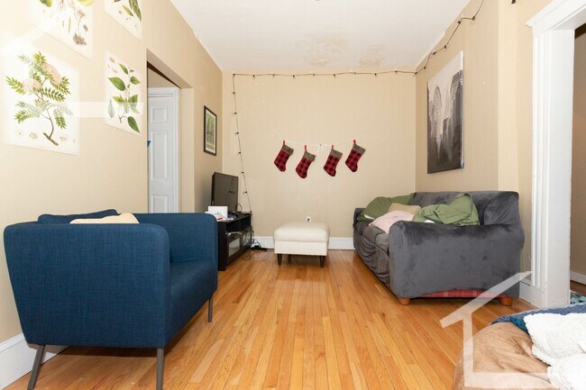 Building Photo - Beautiful 4 bed right in the heart of BU....