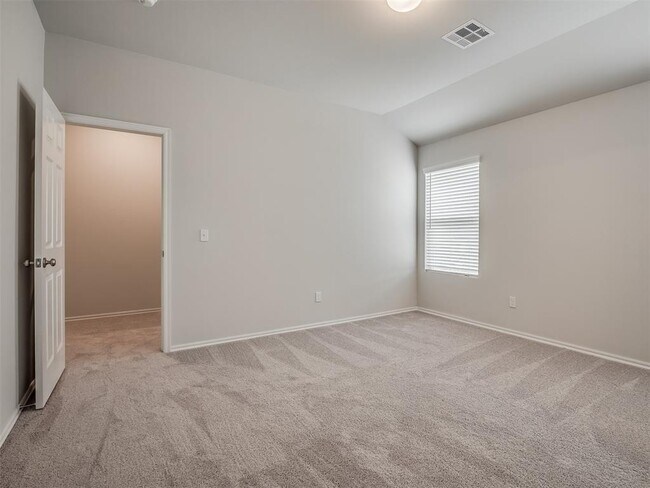 Building Photo - 1009 S Colt Ln