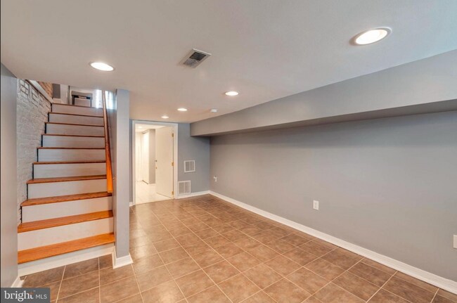 Building Photo - 2 BR 2 BA Townhome with Multi-level Deck