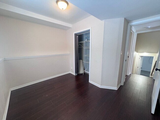 Building Photo - Single Family Home - Three Bedroom Tri-level!