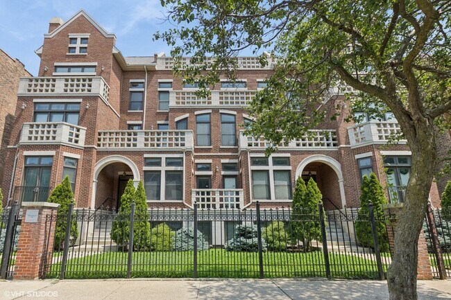 Primary Photo - 4351 S Lake Park Ave