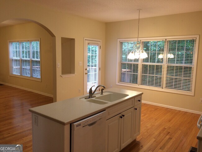 Building Photo - 135 Woodbriar