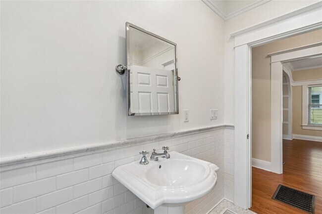 Building Photo - 1107 W Horatio St