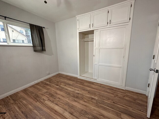 Building Photo - 6128 De Longpre Ave