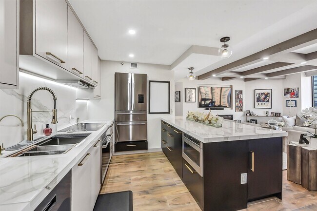 Building Photo - 1111 Caroline St