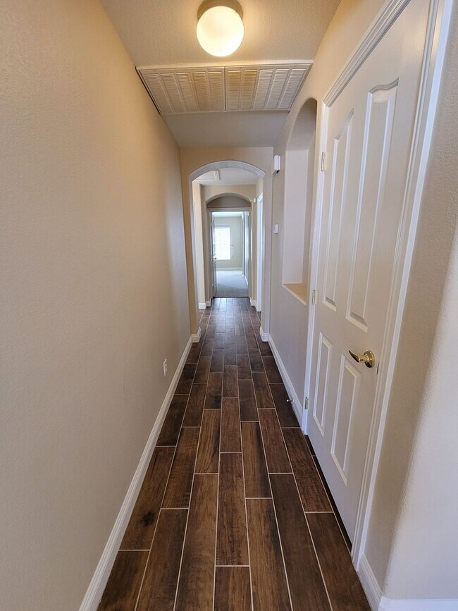 Building Photo - Beautiful Single Story Town Home in Mountains Edge Community