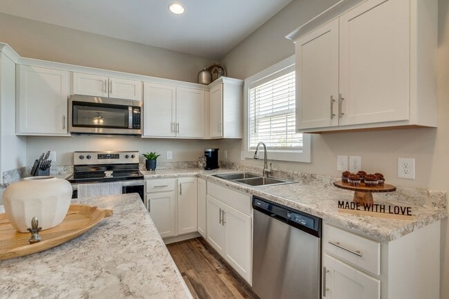 Building Photo - Beautifully Furnished Executive Home – Available 6/18/2026