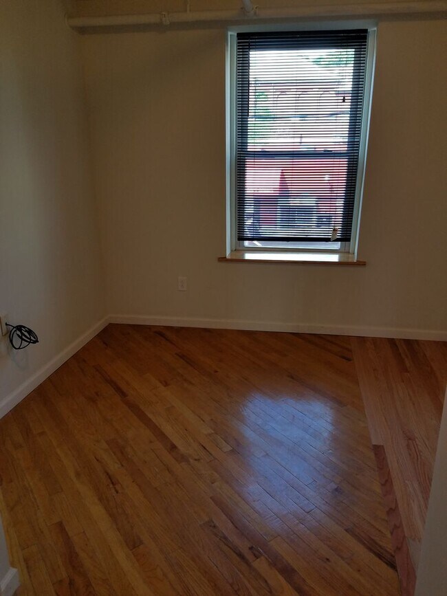 Building Photo - Incredibly Spacious 3 Bedroom / 3 Bathroom...