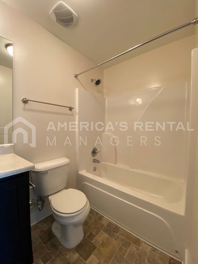 Building Photo - Large Townhome for Rent in Gardendale... Available to View Now!