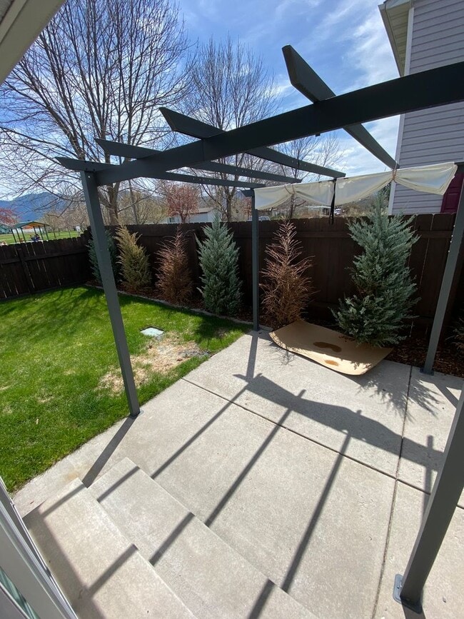 Building Photo - 3 Bed - 2 Bath - Fenced Yard