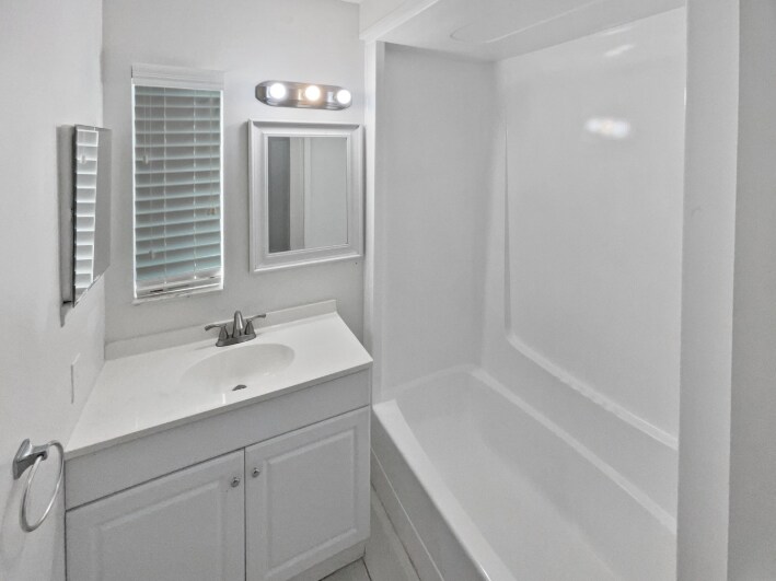 Building Photo - 409 Coconut Ave E