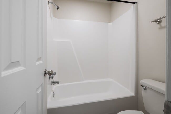 Building Photo - Newly Renovated 3 Bedrooms 2.5 Bathroom Home