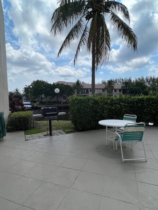 Building Photo - 7 Royal Palm Way