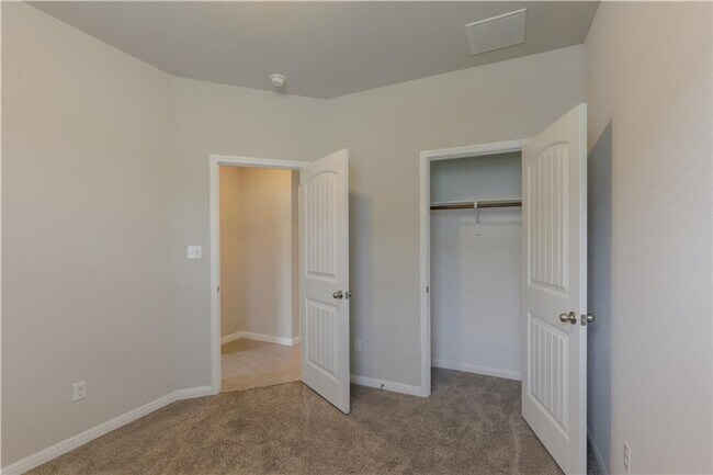Building Photo - Lovely and Cozy 3/BR and 2/BA Home in Roun...