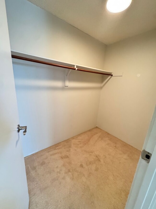 Building Photo - 2 bed 2 bath, 2 Reserved Parking at Nuuanu...