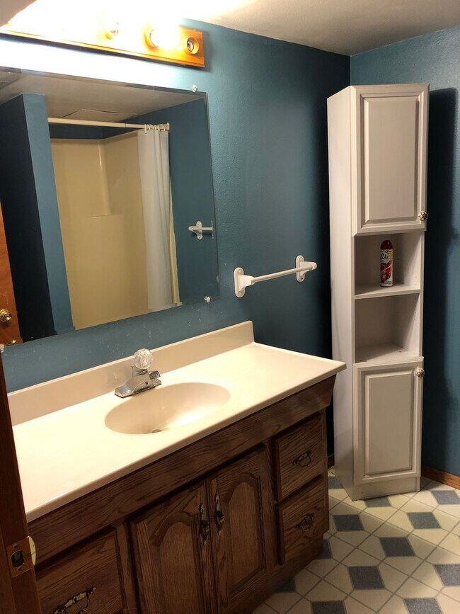 Building Photo - 3 Bed 2 Bath Single Family Home with Additional Space in Basement!