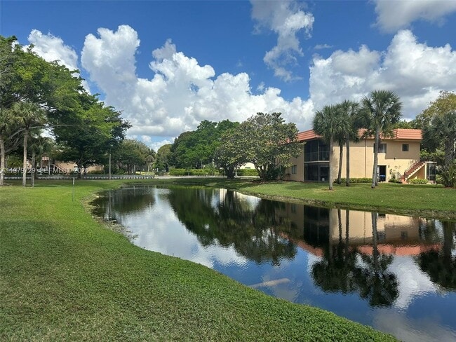 Building Photo - 200 Lakeview Dr