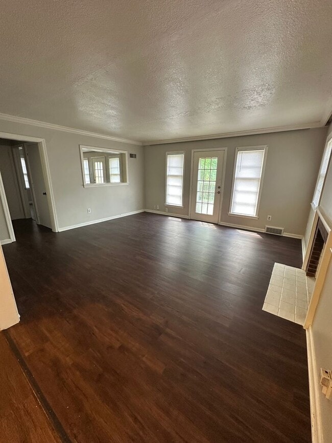 Building Photo - 2 bedroom 1 batg