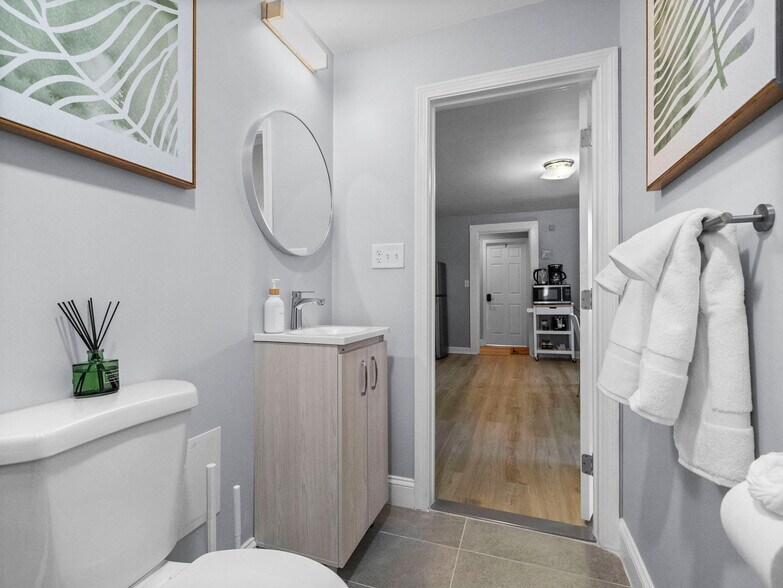 Building Photo - 168 School St