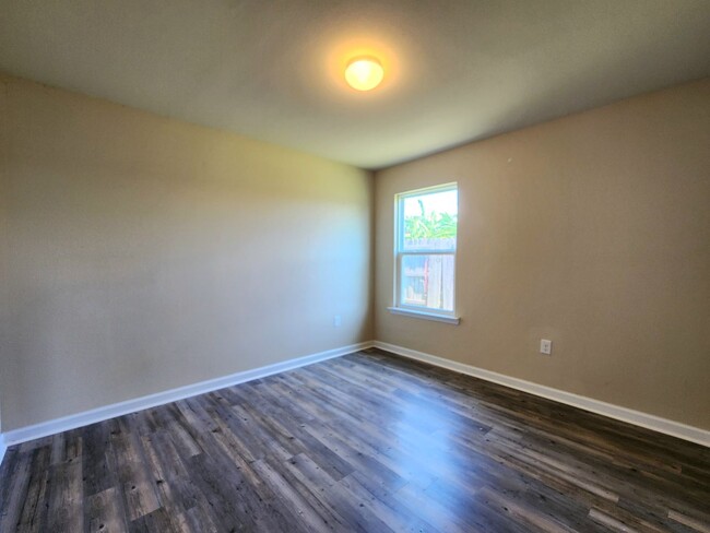 Building Photo - Hidden Lakes 3/2 available in Foley!