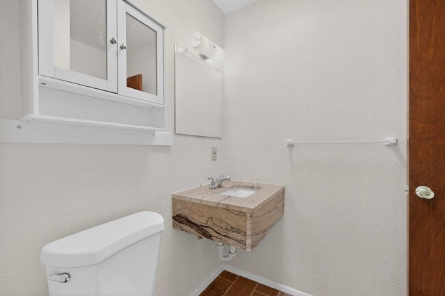 Building Photo - Close in West Side 2 bedroom 1.75/ba 1/cg