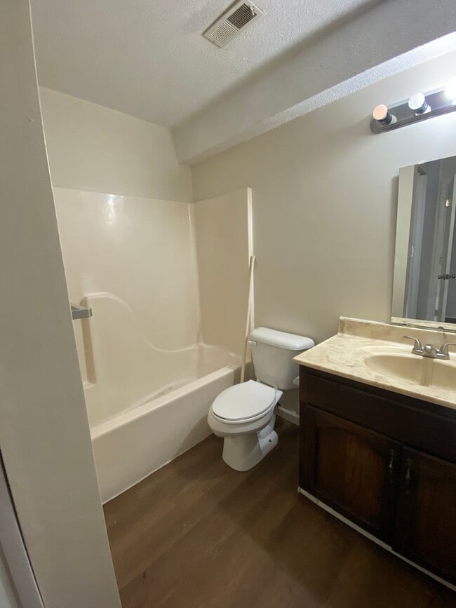 Building Photo - Cozy 3 Bedroom Home with a Bonus Room!