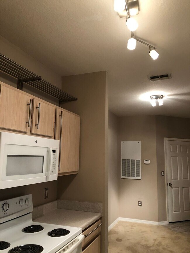 Building Photo - APARTMENT FOR RENT IN THE BEST AREA OF ORLANDO