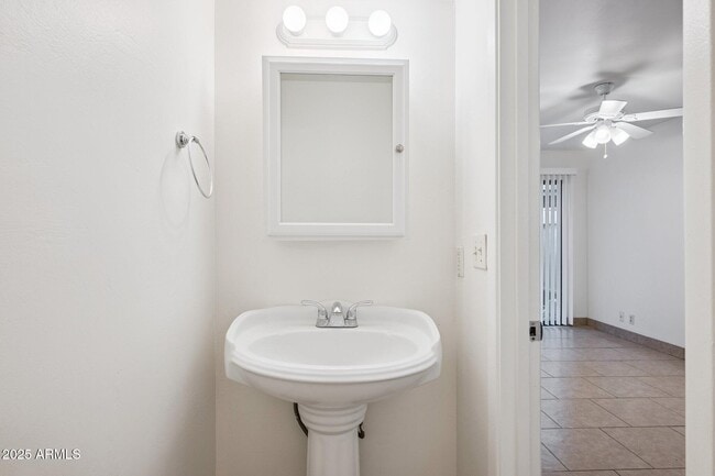 Building Photo - 286 W Palomino Dr