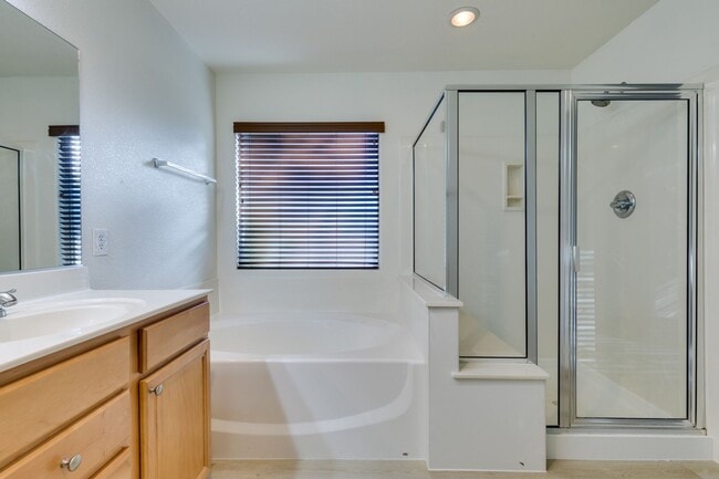 Building Photo - Great 3 bedroom house with a large loft an...
