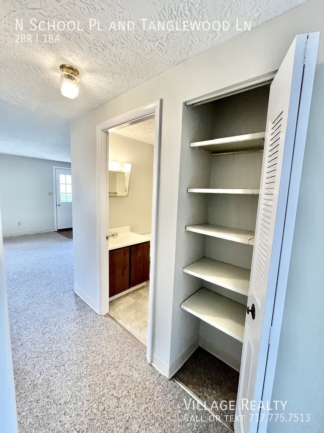 Building Photo - Top Floor! Roomy 2-Bed with A/C & Off-Stre...