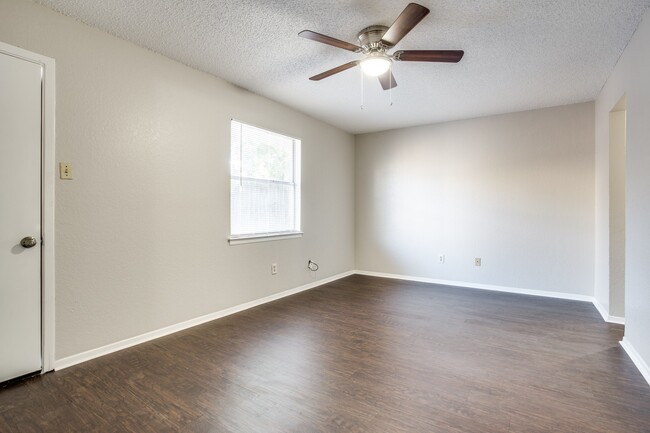 Building Photo - Hulen Park Humble Abode Duplex!