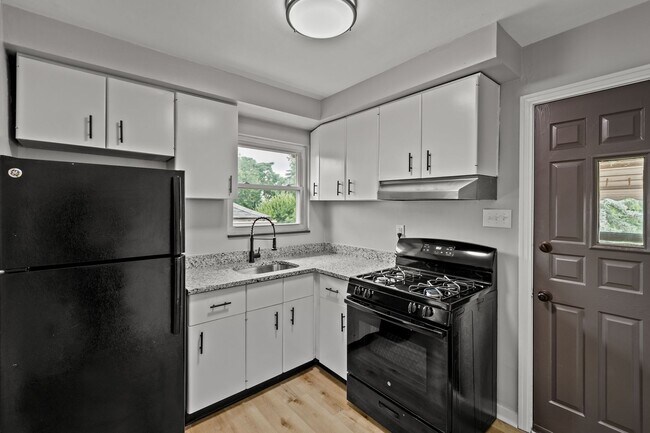 Building Photo - SCORE 1ST MONTH'S RENT FREE IF SIGNED BY MARCH 13! Stunning 3 bedroom home in McKeesport availabl...