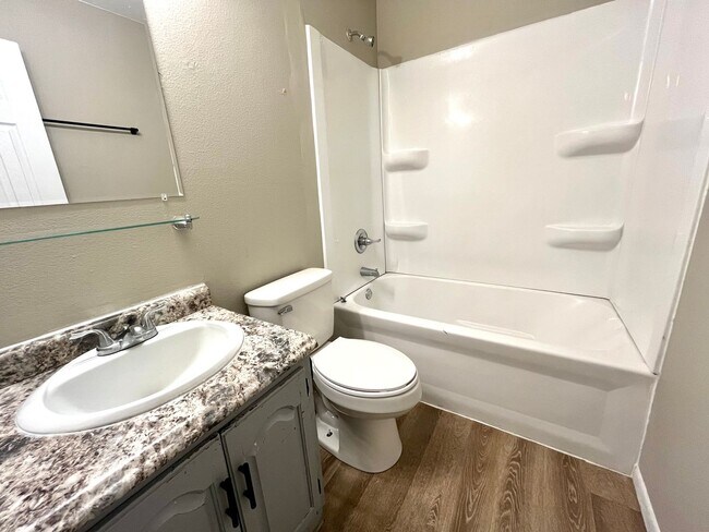 Building Photo - 1467 Valley View Dr
