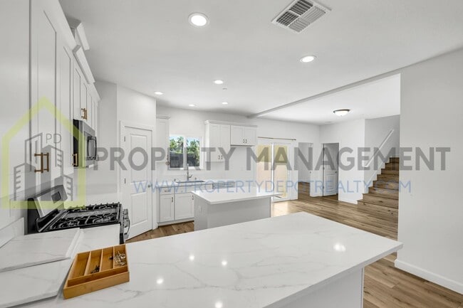 Building Photo - Modern & Spacious 5BD/3BA Home in South Sa...
