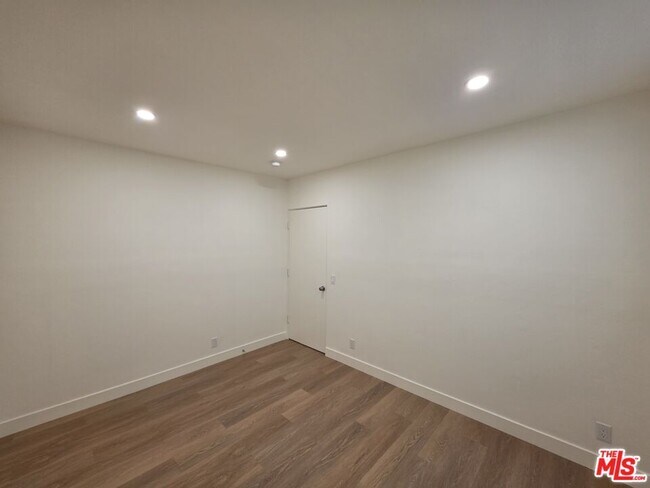 Building Photo - 1421 Greenfield Ave