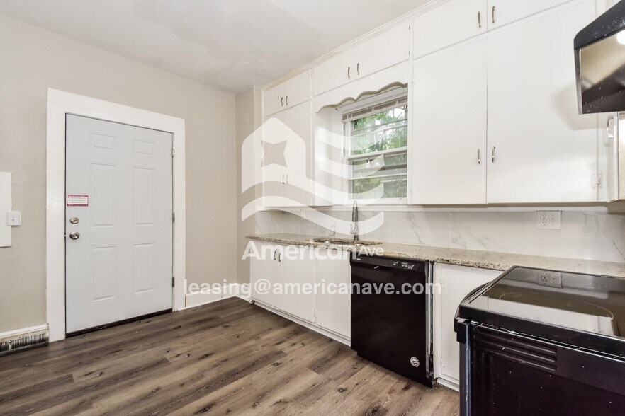 Building Photo - 3213 River Dr