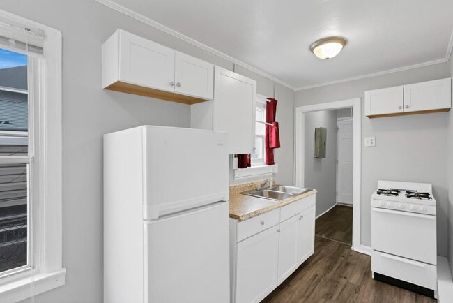 Building Photo - 590-592-592 Robinwood Ave