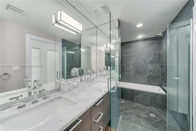 Building Photo - 900 Biscayne Blvd